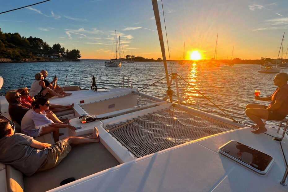 Aperitivo al tramonto su catamarano